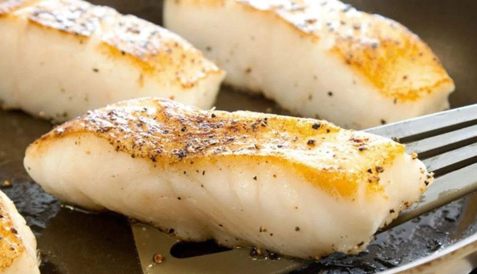 Cá tuyết nguyên con giá dao động từ 500.000 - 550.000 đồng/kg. Cá tuyết đã được phi lê sẵn thường bán với giá trung bình khoảng 620.000 đồng/kg. Ảnh: Daohaisan