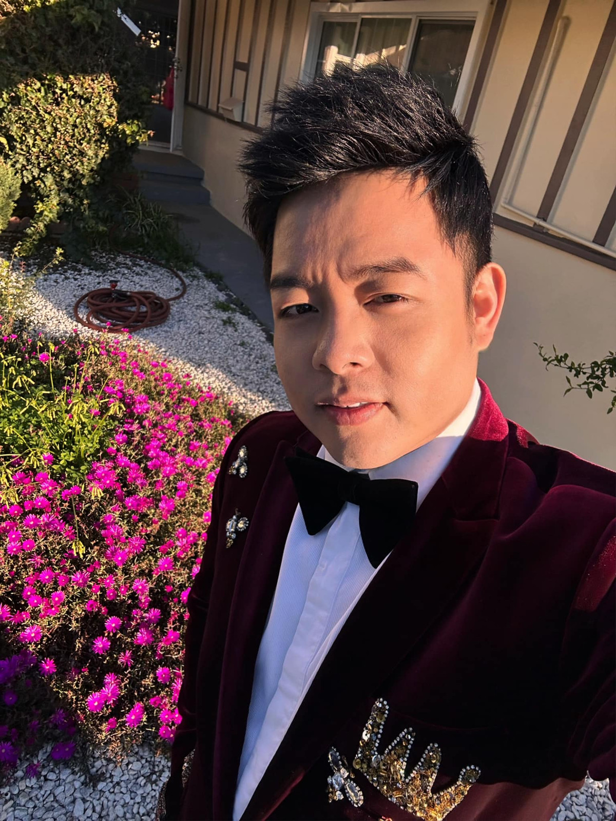 Trước cửa nhà Quang Lê là vườn cây và hoa thơ mộng.