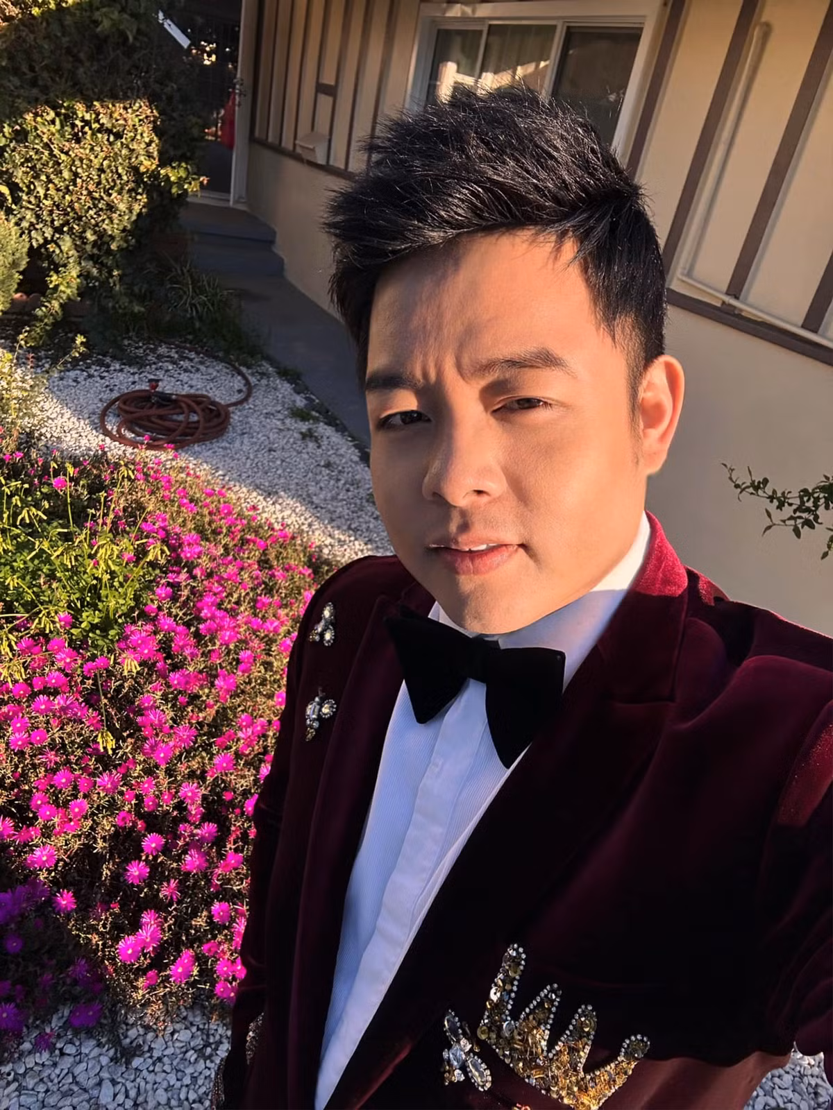 Trước cửa nhà Quang Lê là vườn cây và hoa thơ mộng.