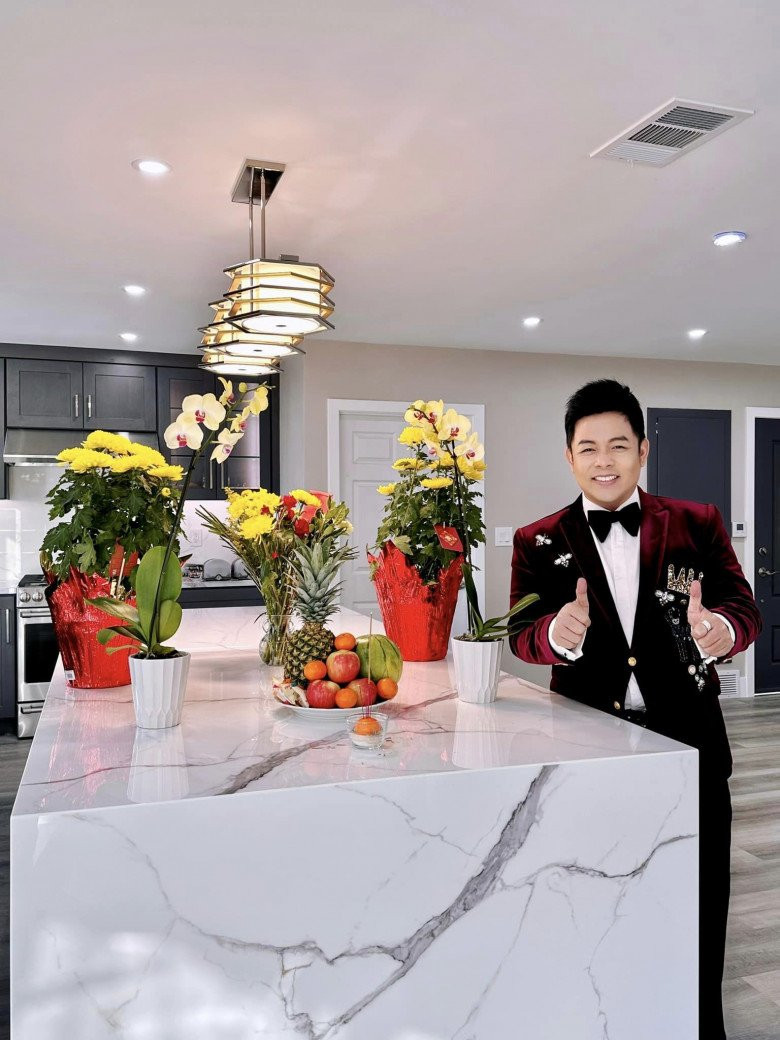 Bàn đảo đá kết hợp đèn trần vàng nổi bật cho không gian bếp thêm ấn tượng.