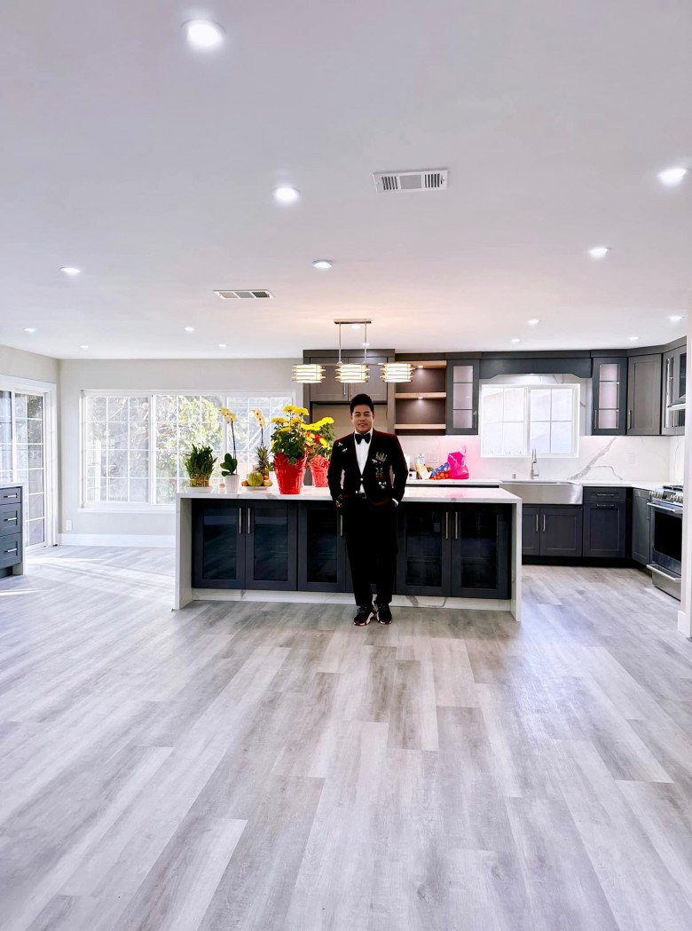 Phòng bếp có gam màu trắng - đen hiện đại.