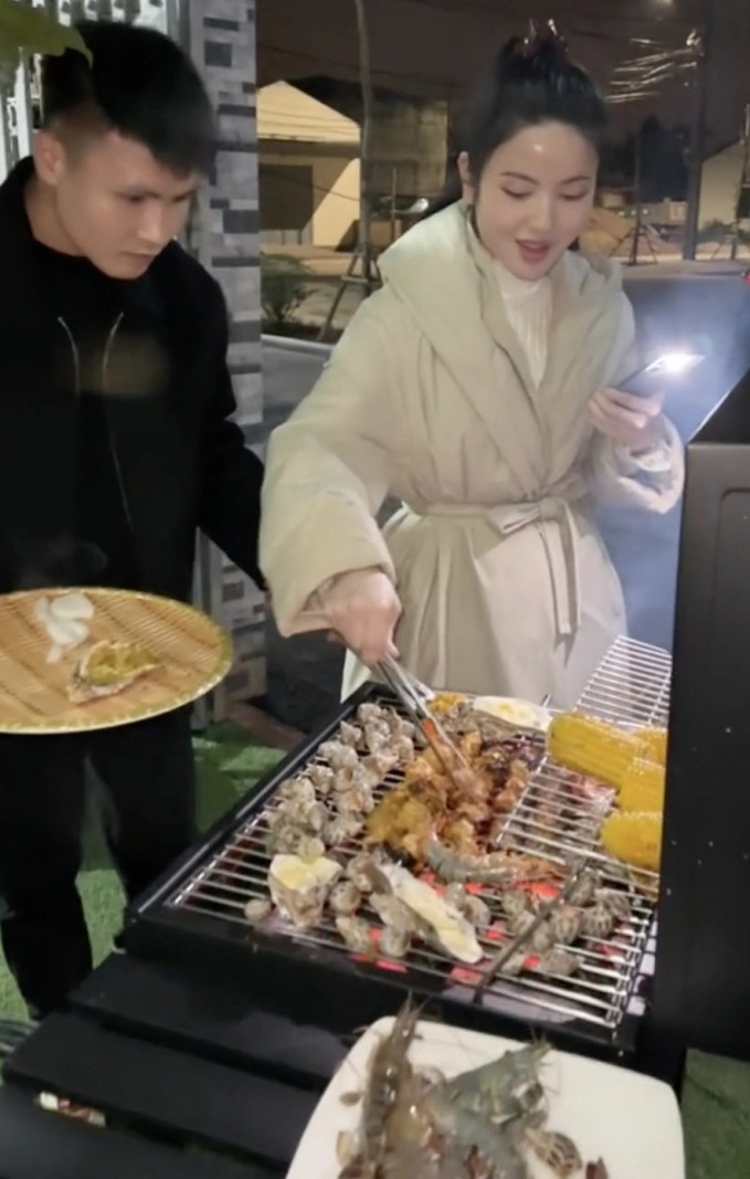 Khoảng sân rộng rãi là khu vực cả gia đình nam cầu thủ tổ chức tiệc BBQ. Ảnh: FBNV