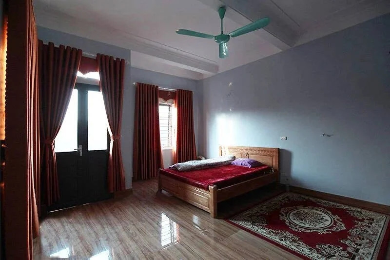 Phòng ngủ của bố mẹ Quang Hải rộng rãi, nội thất gỗ sang trọng. Ảnh: Vietnamnet