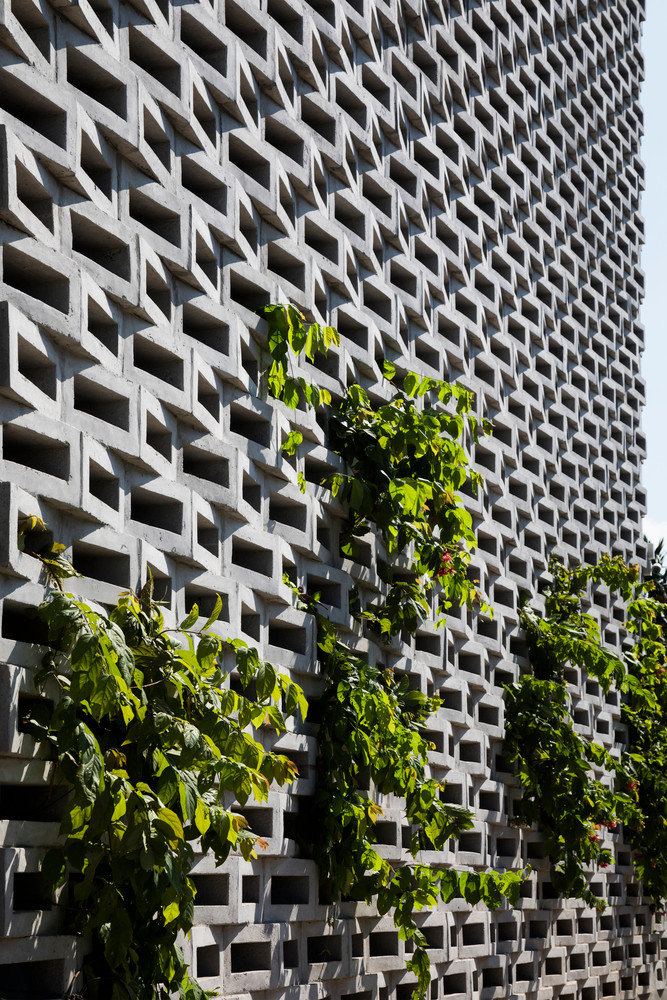 Bên cạnh đó, những dãy tre cao hai mét cùng với tường "thủng" được phủ bằng dây leo và tigon có chức năng lọc không khí, loại bỏ bụi và mang không khí trong lành.