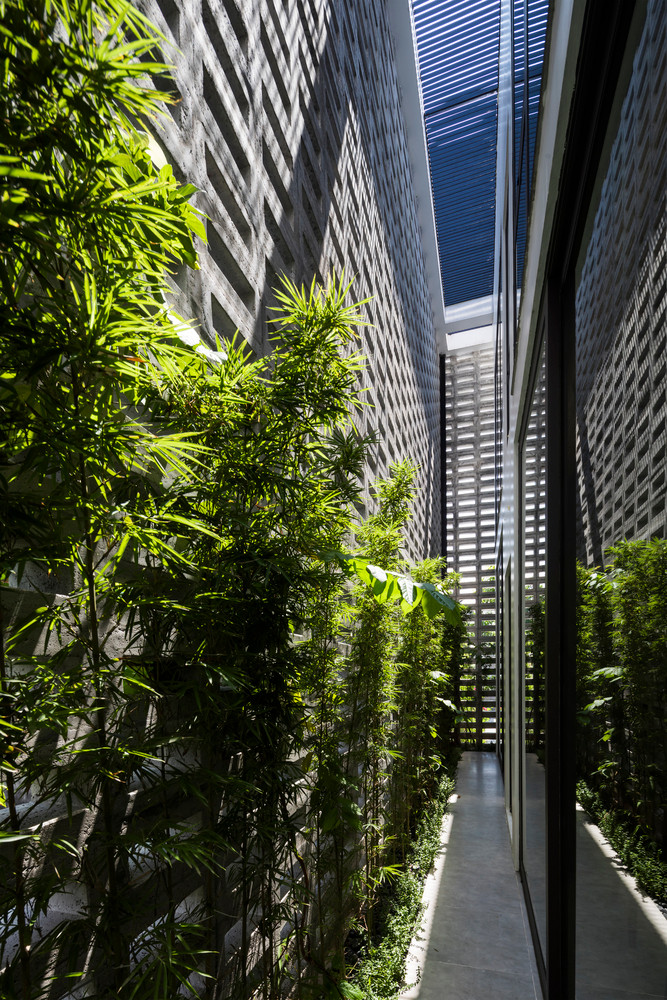 Màu xanh của cây cỏ được tối ưu hóa để đưa căn nhà trở về với thiên nhiên, cân bằng với vẻ thô ráp của gạch và bê tông, đồng thời giúp gia chủ đắm chìm trong không gian xanh.