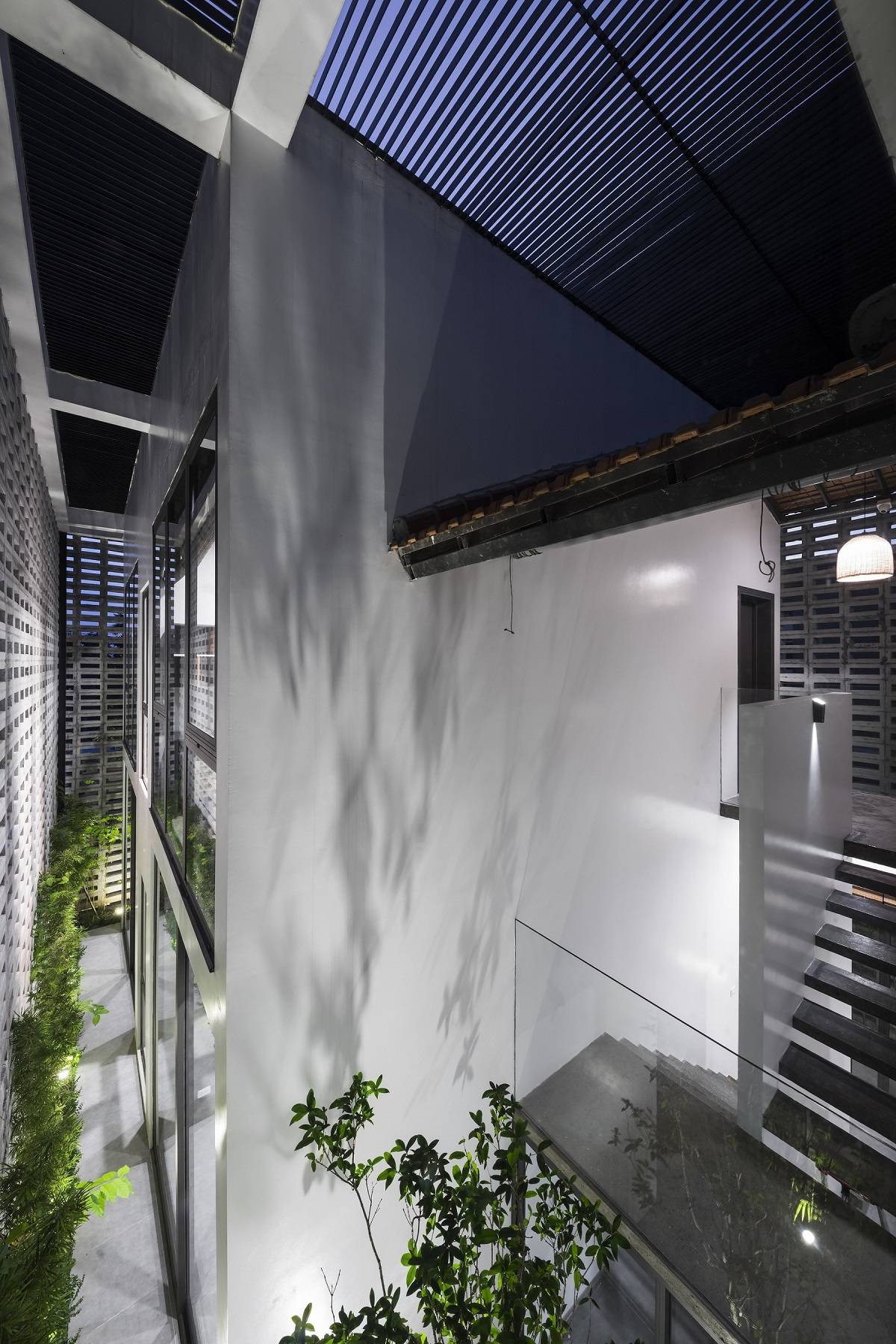 Mái nhà được lược bỏ bớt 1 phần.