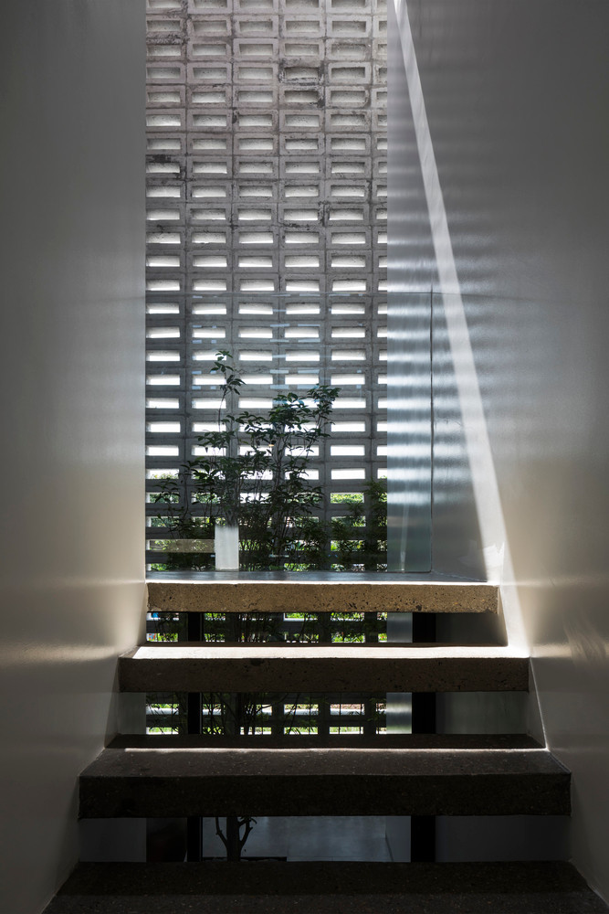 Mùa đông ở miền Bắc Việt Nam thường rất lạnh và nhiều gió. Vì vậy, ngôi nhà được trang bị thêm lớp cửa kính lớn để kiểm soát nhiệt độ, cản gió mà vẫn đảm bảo độ sáng.