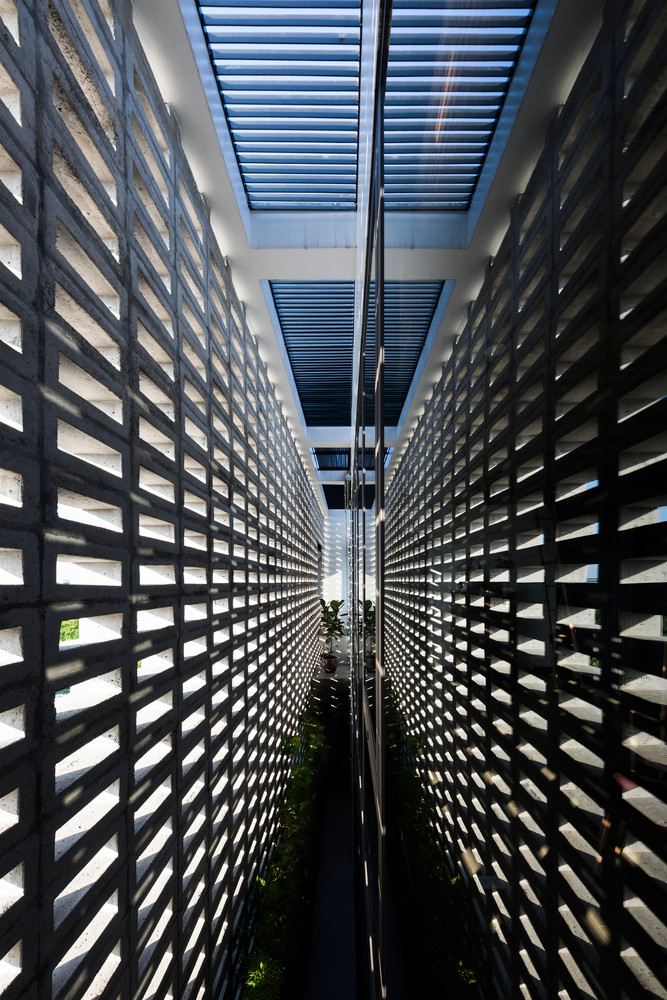 Như vậy, hai khối nhà được kết nối về mặt không gian, mạch lạc về mặt công năng và hơn hết, kết cấu này khiến tất cả các căn phòng đều tràn ngập ánh sáng tự nhiên.