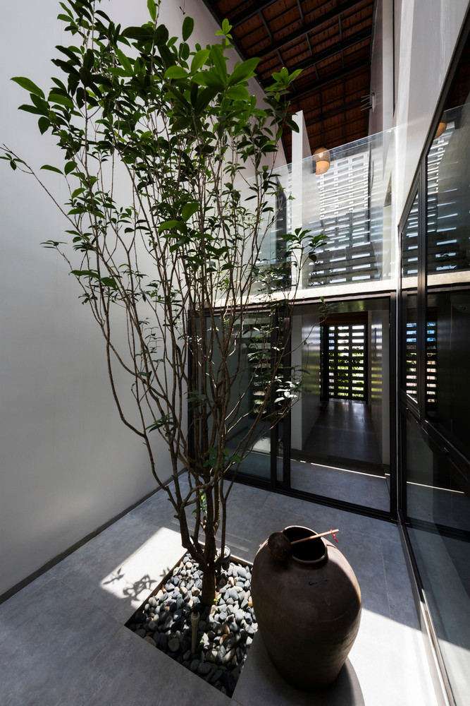 Phía dưới là khu vườn nhỏ được thiên nhiên chăm sóc.