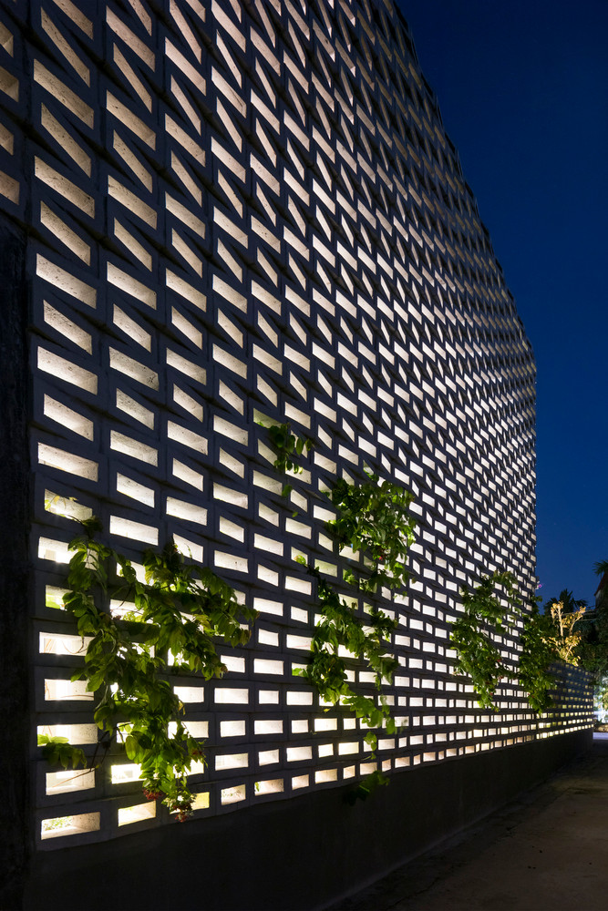 Ngôi nhà phơi nắng từ sáng đến chiều muộn nên rất nắng nóng. Để giải quyết vấn đề này, kiến trúc sư giữ lại bức tường bên ngoài, dỡ bỏ bức tường bên trong và dựng những bức tường dày ở phía đón nắng và tường "thủng" ở phía đón gió giúp nhanh chóng xua tan cái nóng mùa hè.