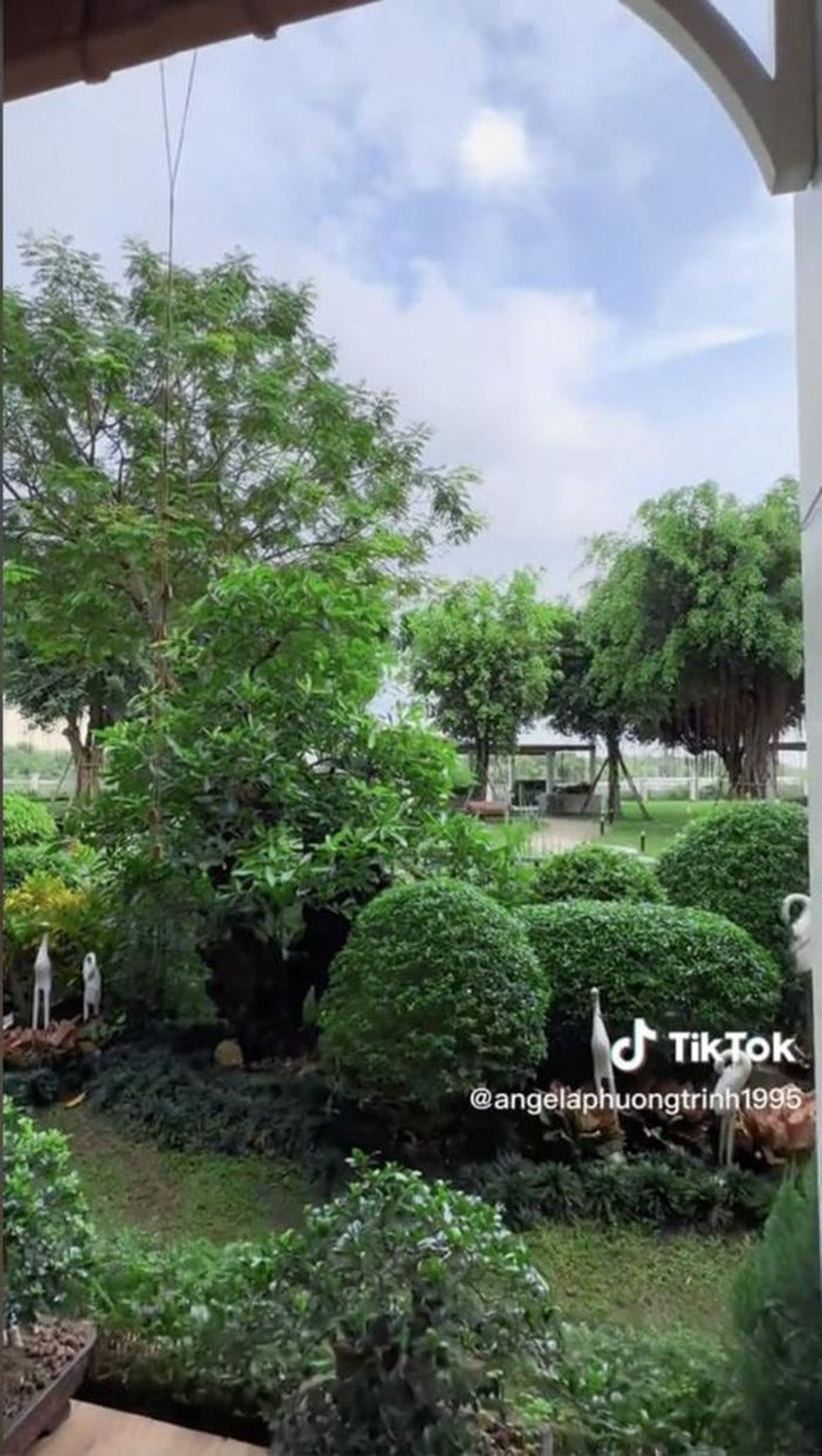 Bao phủ căn nhà là khu vườn rộng rãi với nhiều cây xanh.