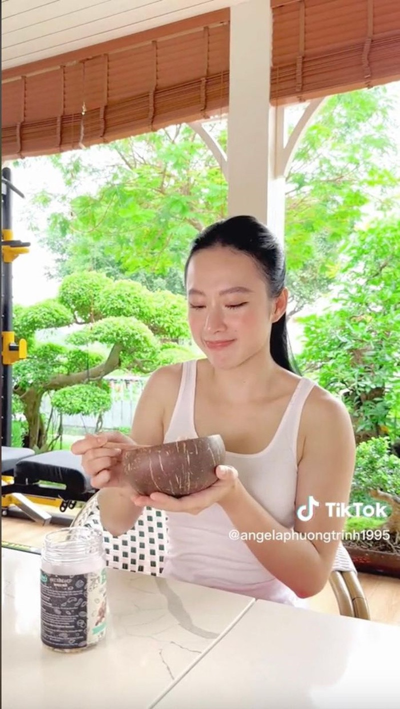 Chiếc bàn bên hiên nhà là không gian ăn uống, nghỉ ngơi.