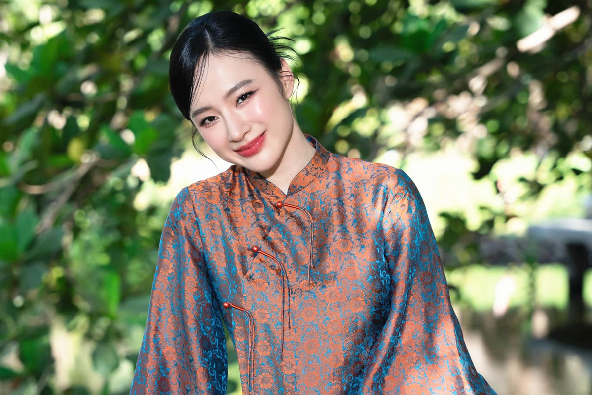 Angela Phương Trinh sinh năm 1995, có vai diễn đầu tiên khi mới 7 tuổi. Năm 2018, Angela Phương Trinh tạm rời xa giới giải trí, dành thời gian cho tu tập, gia đình và bản thân