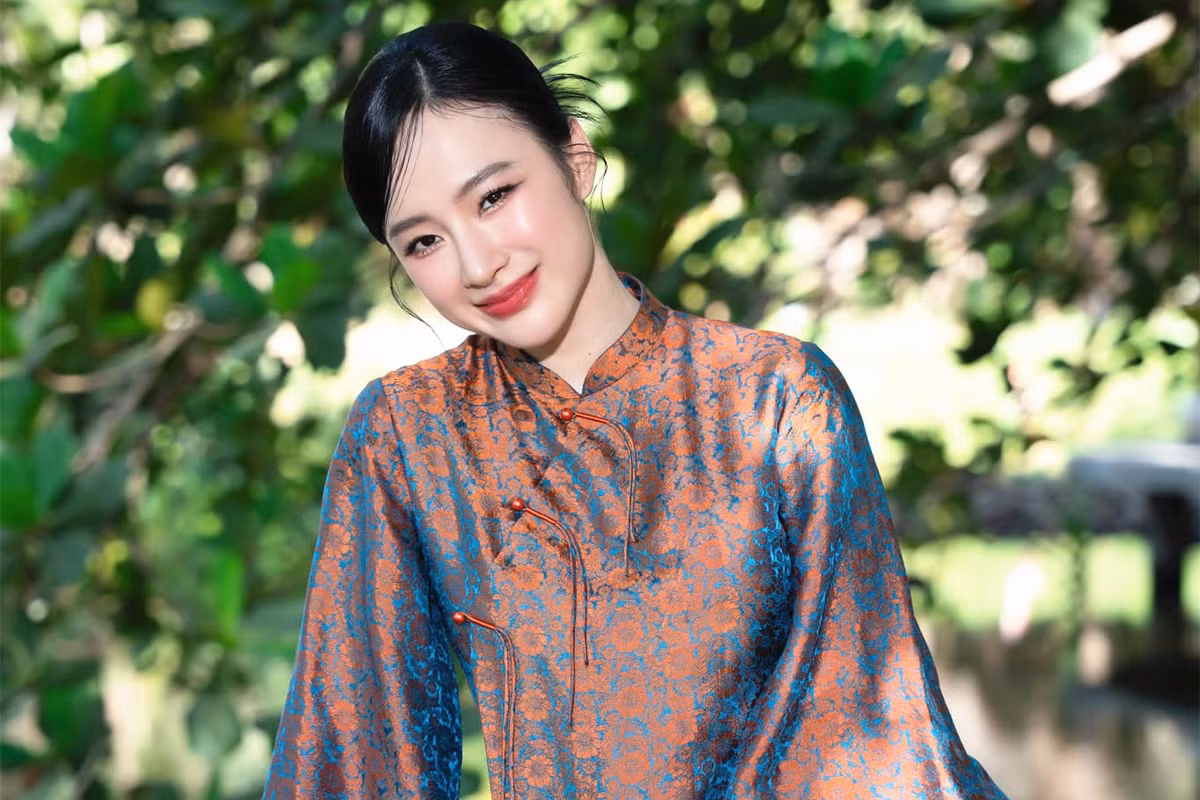 Angela Phương Trinh sinh năm 1995, có vai diễn đầu tiên khi mới 7 tuổi. Năm 2018, Angela Phương Trinh tạm rời xa giới giải trí, dành thời gian cho tu tập, gia đình và bản thân