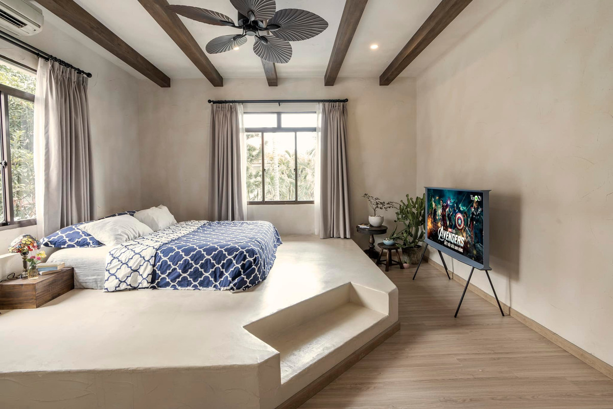 Tuy căn nhà đầy chất Việt, nhưng cũng có nhiều cảm hứng từ phong cách Địa Trung Hải hay Spanish Revival (thuộc địa Tây Ban Nha).