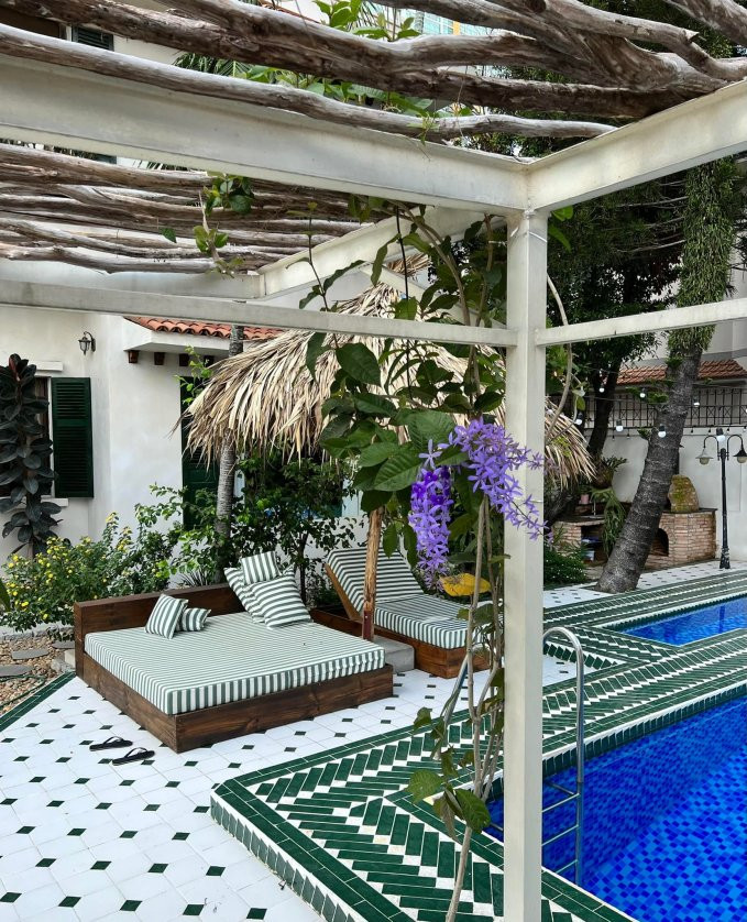 Một góc bể bơi và khu vực chill chẳng kém một khu resort hạng sang. Nguồn ảnh: FBNV