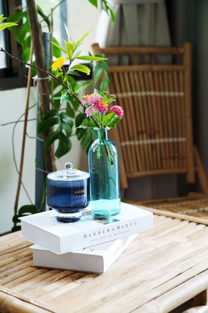 Trong nhà trang trí bằng nhiều bình hoa tươi.