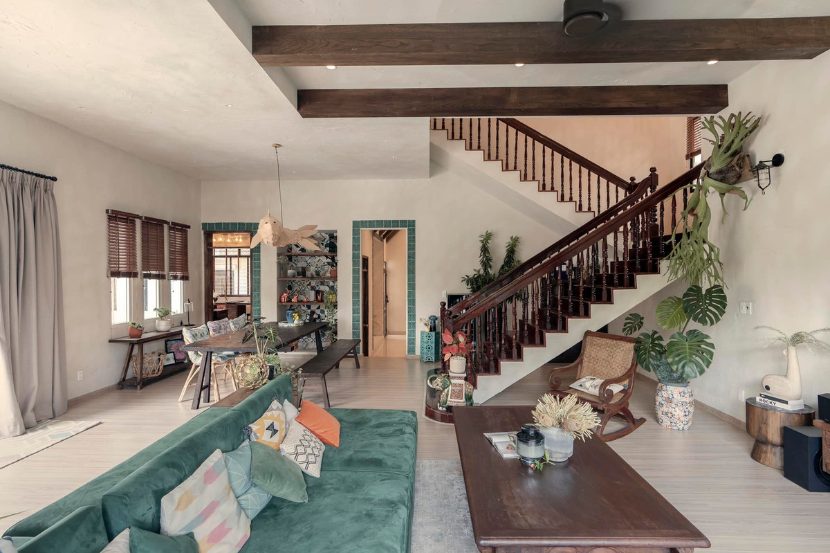 Doanh nhân Bùi Quang Minh sử dụng khá nhiều chất liệu "xưa" đưa vào nhà như bàn ăn, cầu thang gỗ, đèn mây, gạch bông ở bếp.