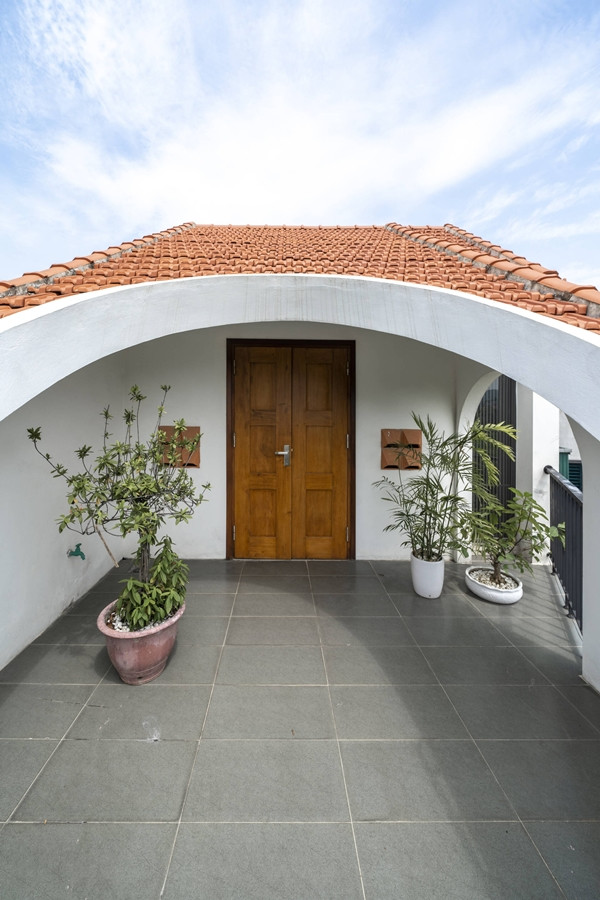 Tầng ba có khu thờ cúng và kho chứa đồ.