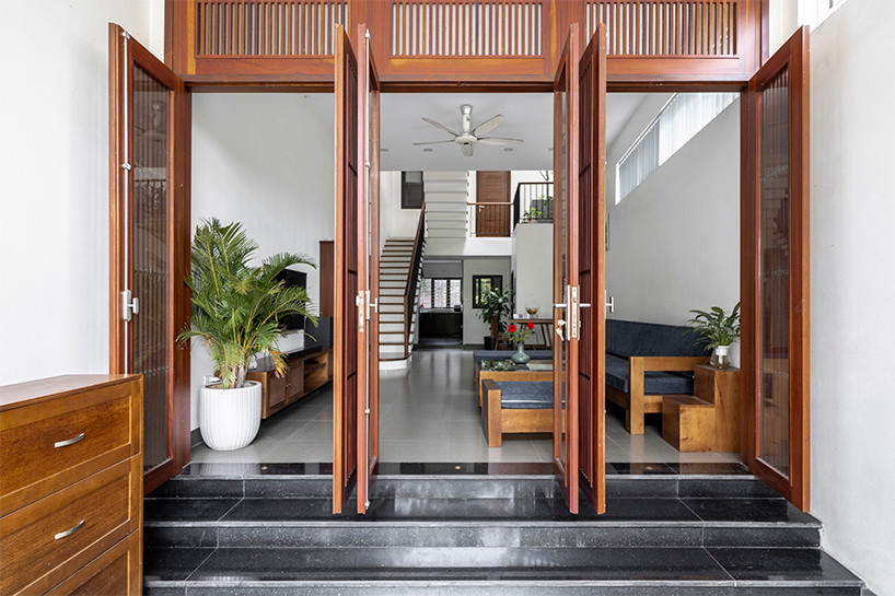 Tuy nhiên, hình dáng khu đất hơi chéo, cộng với mặt tiền hẹp, nở hậu mang đến nhiều thách thức cho đội ngũ thiết kế.