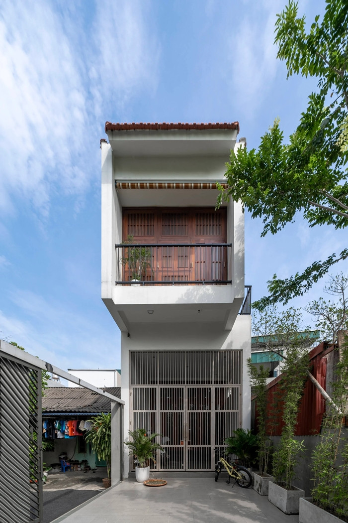 Khu đất có diện tích 90m2, hẹp ngang dài sâu theo kiểu nhà ống điển hình ở Việt Nam. Hướng chính của khu đất là hướng Đông Nam đón gió tốt. Phía trước khu đất là cánh đồng lúa rộng lớn, giúp tầm nhìn không bị cản trở.