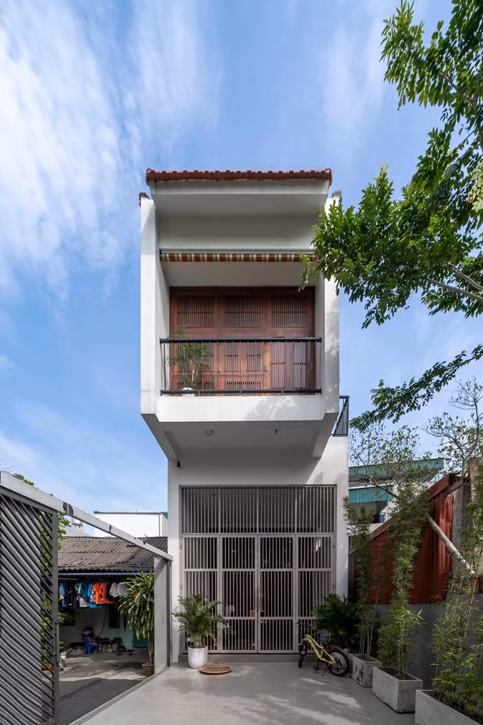 Khu đất có diện tích 90m2, hẹp ngang dài sâu theo kiểu nhà ống điển hình ở Việt Nam. Hướng chính của khu đất là hướng Đông Nam đón gió tốt. Phía trước khu đất là cánh đồng lúa rộng lớn, giúp tầm nhìn không bị cản trở.