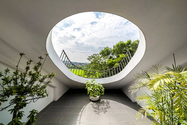 Phòng thở mở ra sân hiên phía trước với giếng trời hình elip tạo ra khung nhìn đẹp mắt hướng ra cánh đồng lúa và thị trấn nhỏ phía xa.