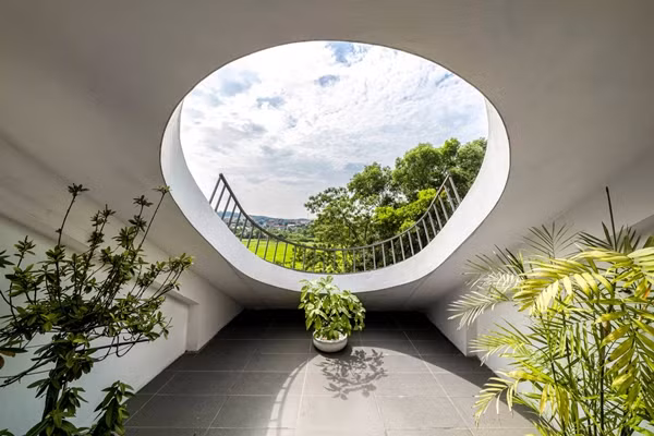 Phòng thở mở ra sân hiên phía trước với giếng trời hình elip tạo ra khung nhìn đẹp mắt hướng ra cánh đồng lúa và thị trấn nhỏ phía xa.