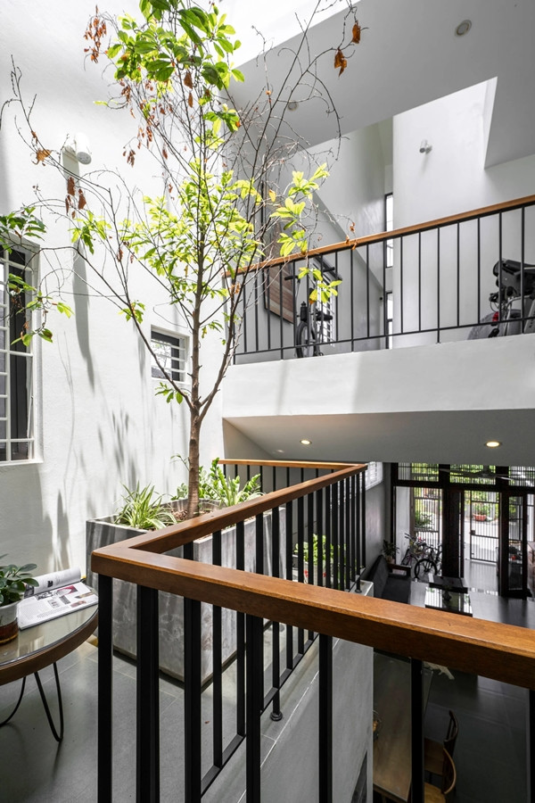 Căn nhà gồm 3 tầng. Trong đó, tầng 1 dành cho phòng khách, bếp, phòng ăn và 1 phòng ngủ. Tầng 2 gồm 2 phòng ngủ của bố mẹ và con cái nằm ở đầu và cuối nhà. Giữa 2 phòng ngủ là không gian sinh hoạt chung, nơi cả gia đình có thể quây quần trò chuyện.