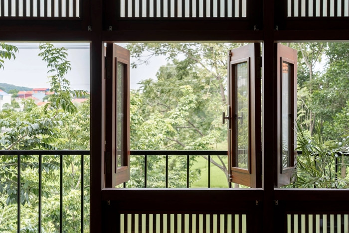 Hệ lam gỗ trên khung cửa tạo cảm giác bình dị, mộc mạc. Nguồn ảnh: Designboom