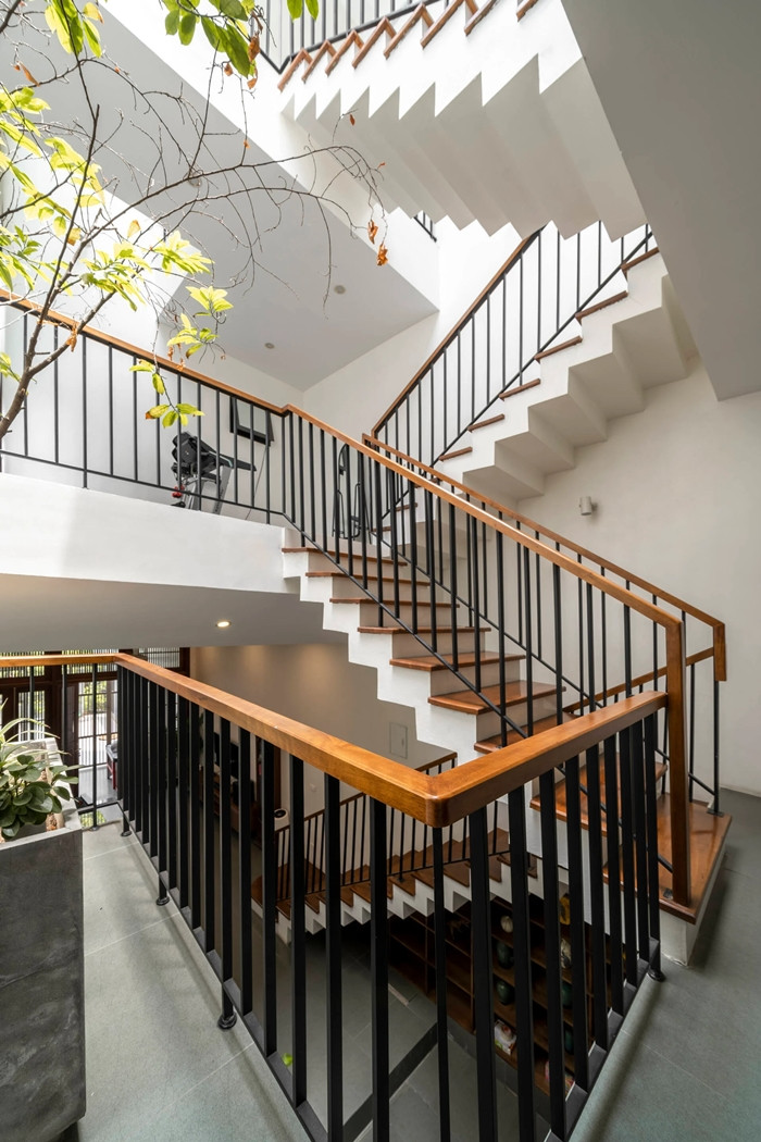 Điểm nổi bật trong ngôi nhà thiết kế lệch tầng giúp tăng cường thông gió tự nhiên, đồng thời thúc đẩy tương tác giữa các thành viên trong gia đình.