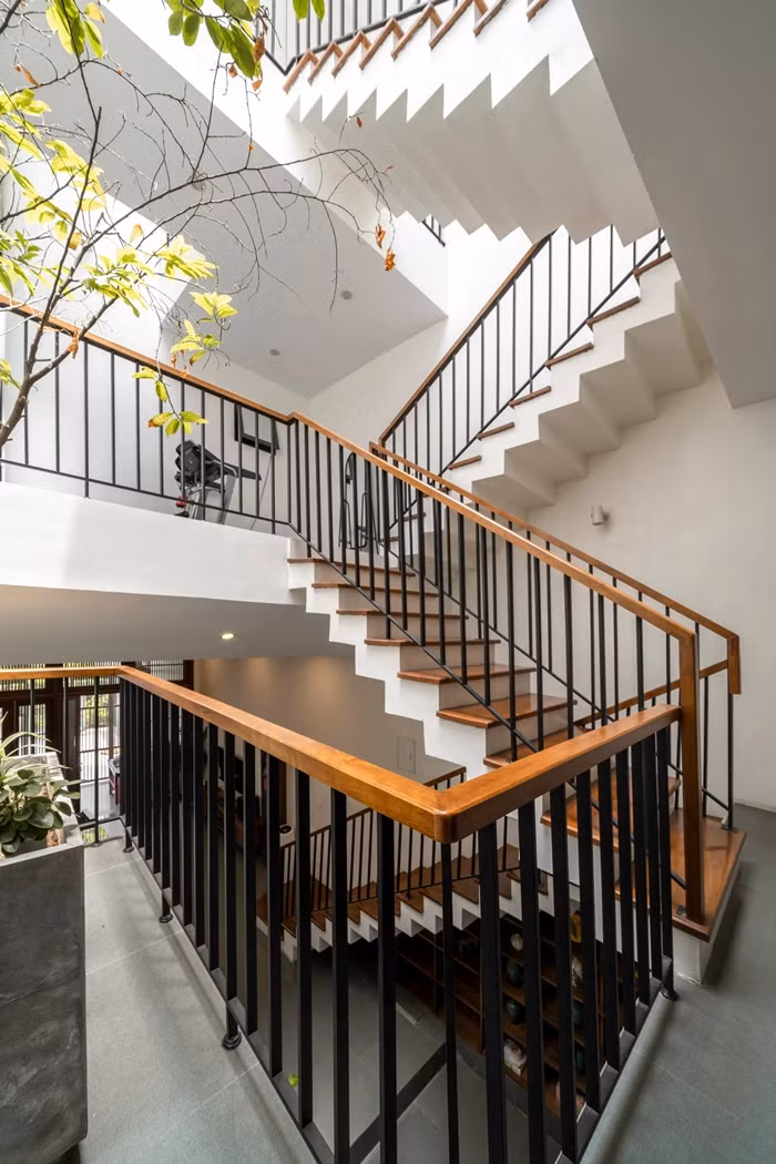 Điểm nổi bật trong ngôi nhà thiết kế lệch tầng giúp tăng cường thông gió tự nhiên, đồng thời thúc đẩy tương tác giữa các thành viên trong gia đình.