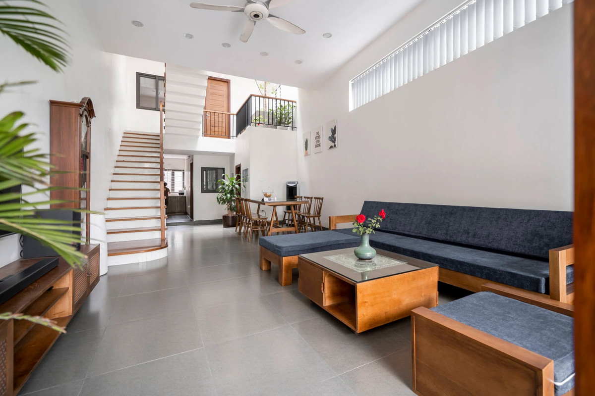 Để tận dụng tối đa lợi thế khu đất nhưng vẫn khắc phục được các hạn chế, nhóm thiết kế bố trí các không gian chính vào những góc vuông, không gian phụ như hàng lang, thông tầng, phòng tắm đặt tại những góc chéo.