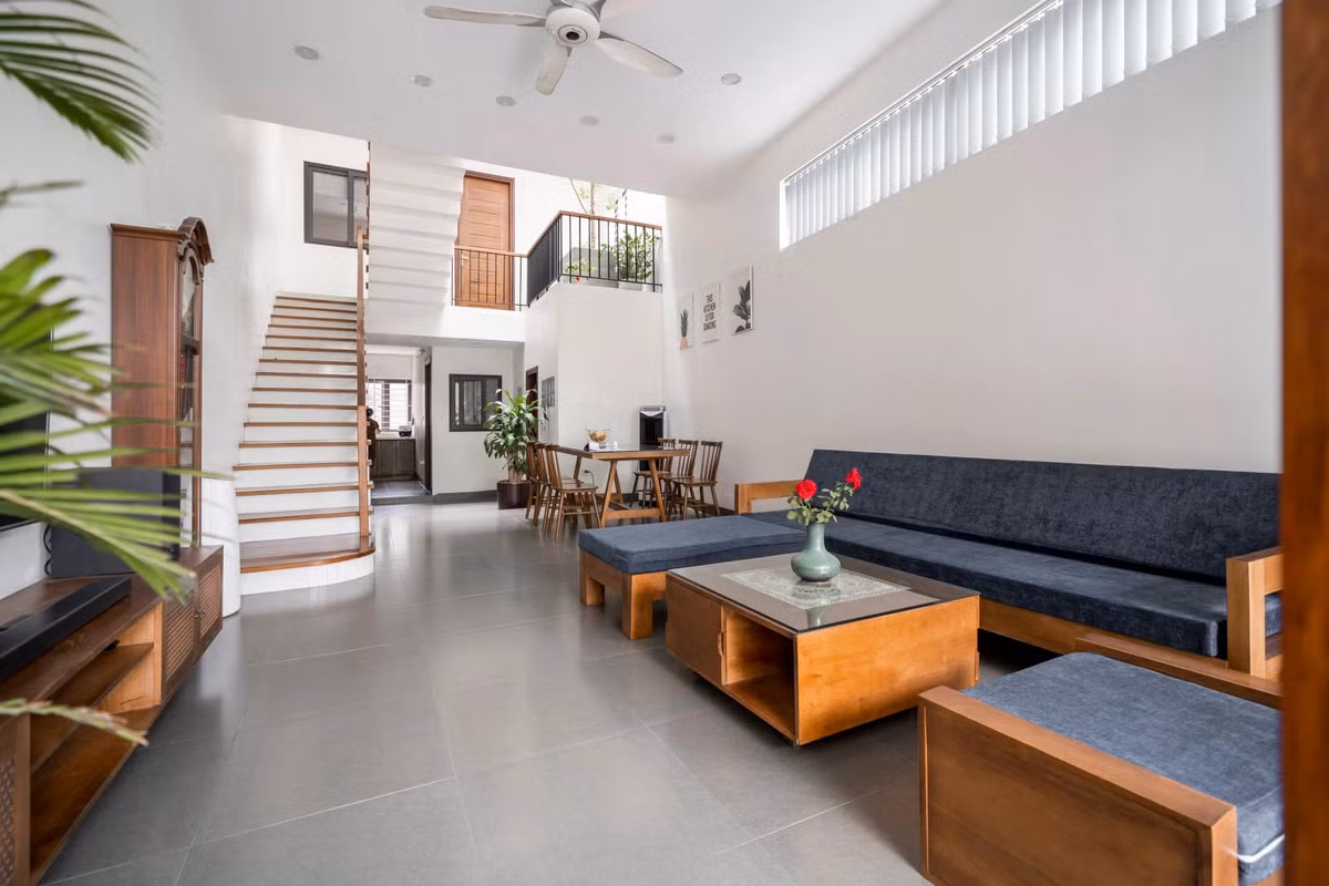 Để tận dụng tối đa lợi thế khu đất nhưng vẫn khắc phục được các hạn chế, nhóm thiết kế bố trí các không gian chính vào những góc vuông, không gian phụ như hàng lang, thông tầng, phòng tắm đặt tại những góc chéo.