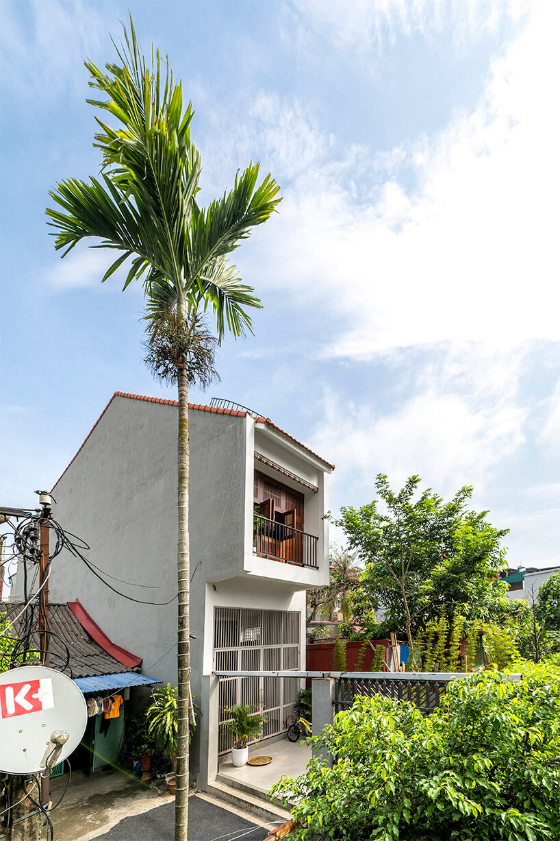 C6 House nằm tại phường Xuân Hòa, thành phố Phúc Yên, tỉnh Vĩnh Phúc, là không gian sống của đôi vợ chồng trẻ và 2 con trai nhỏ. Gia chủ mong muốn một ngôi nhà hiện đại, gần gũi với thiên nhiên và tăng sự kết nối giữa các thành viên trong gia đình.