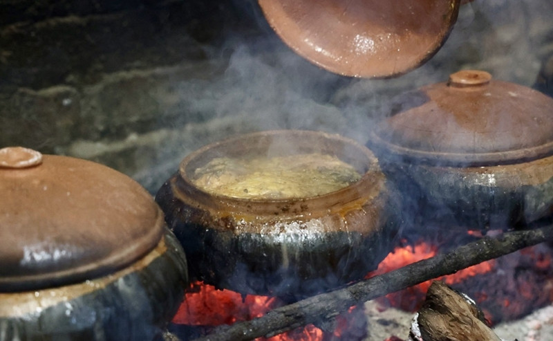 Tùy theo kích thước và trọng lượng của nồi cá, giá dao động từ 700.000 - 1.500.000 đồng/nồi. Ảnh: Tiền phong