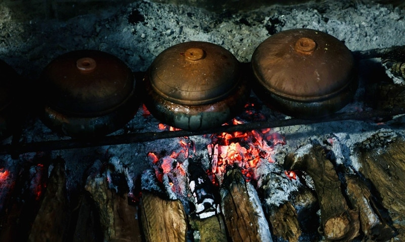 Vào dịp Tết, đơn hàng tăng cao, các thành viên trong gia đình thay nhau kho cá thâu đêm để kịp giao hàng cho khách. Ảnh: Daidoanket