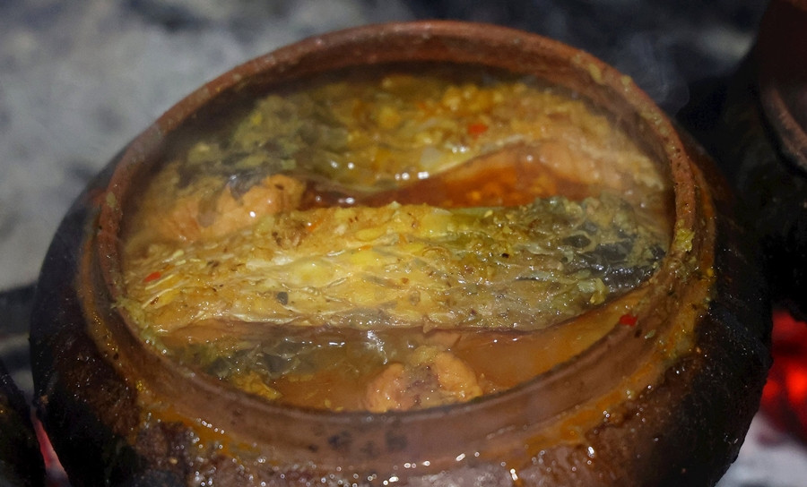 Cứ gần Tết Nguyên đán, nhà nhà trong làng Vũ Đại (xã Hòa Hậu, huyện Lý Nhân, tỉnh Hà Nam) lại tất bật kho cá thâu đêm để kịp cung ứng ra thị trường. Ảnh: Daidoanket