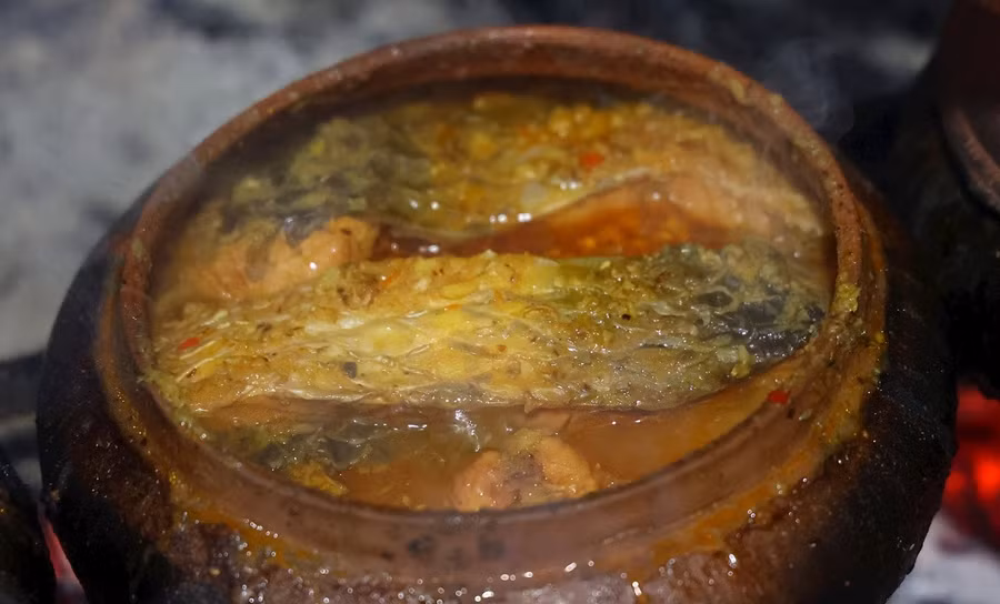 Cứ gần Tết Nguyên đán, nhà nhà trong làng Vũ Đại (xã Hòa Hậu, huyện Lý Nhân, tỉnh Hà Nam) lại tất bật kho cá thâu đêm để kịp cung ứng ra thị trường. Ảnh: Daidoanket