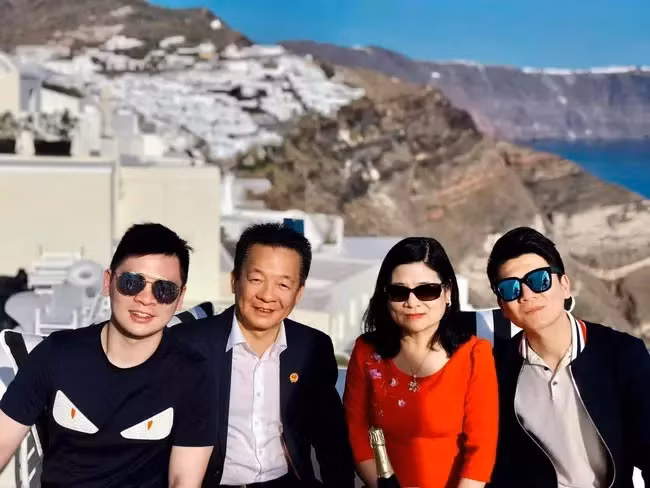 Bà Hòa được nhận xét là người vợ tháo vát, giỏi giang, luôn tách bạch mọi thứ trong cuộc sống. Bà không sở hữu cổ phần hay chức vụ gì trong các tập đoàn của chồng. Bà vốn là trưởng phòng Kế toán của Tổng cục Hậu cần - Kỹ thuật, Bộ Công an. Ảnh: Internet