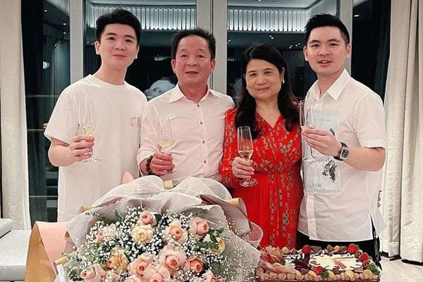 Trong gia đình, bà Hòa là người thay chồng chăm lo con cái từ miếng ăn giấc ngủ đến việc dạy dỗ con hàng ngày. Ảnh: FBNV