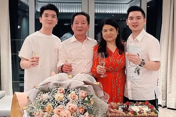 Trong gia đình, bà Hòa là người thay chồng chăm lo con cái từ miếng ăn giấc ngủ đến việc dạy dỗ con hàng ngày. Ảnh: FBNV