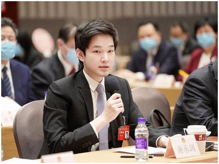 Eric Tse sinh ra ở Seatle (Mỹ) nhưng học tiểu học ở Bắc Kinh và trung học ở Hong Kong. Năm 2014, chàng thiếu gia sinh năm 1995 đăng ký học ngành Tài chính tại trường Wharton thuộc Đại học Pennsylvania (Mỹ). Đây là một trong những trường kinh doanh hàng đầu thế giới.