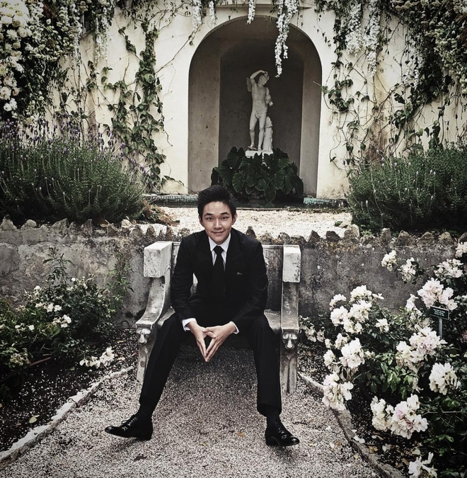 Eric Tse ăn mặc lịch lãm và điển trai như một hoàng tử.