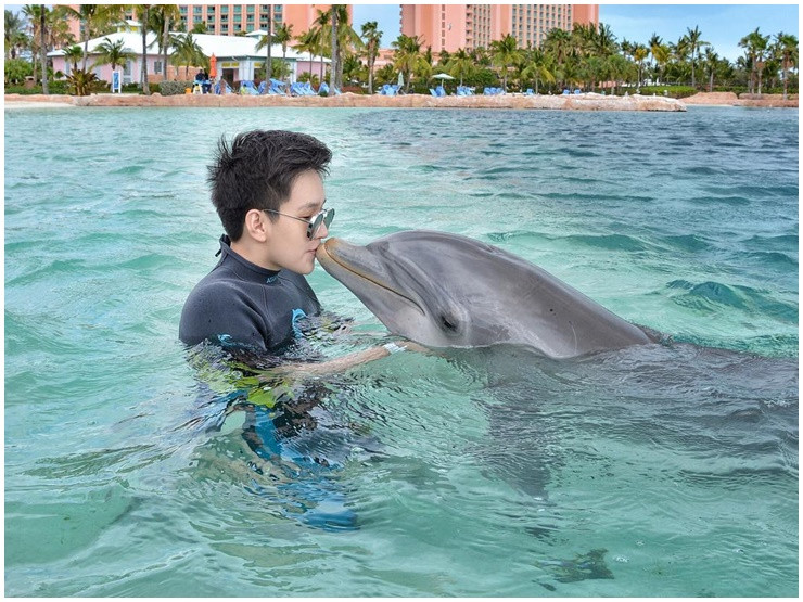 Ngoài kinh doanh, làm từ thiện, Eric Tse còn có sở thích đi du lịch, anh từng bay trên dãy núi Alps của Pháp, bơi cùng cá heo ở Bahamas và chơi dù lượn ở Thái Lan. Nguồn ảnh: Instagram