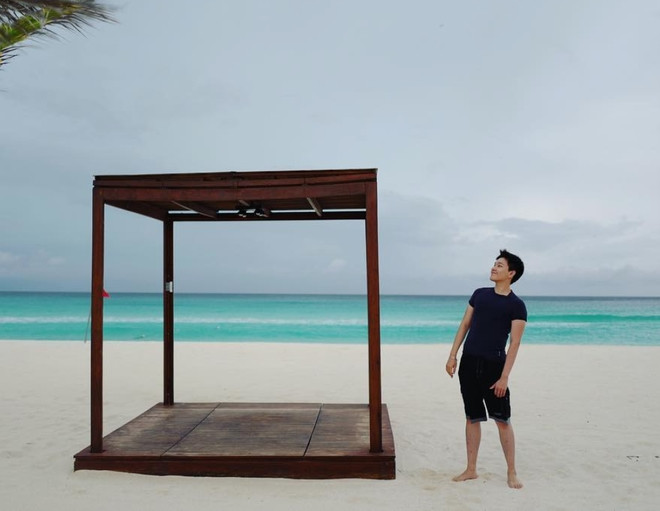 Mới nhìn, ít ai biết đây là hình ảnh nghỉ dưỡng của một tỷ phú trẻ. 