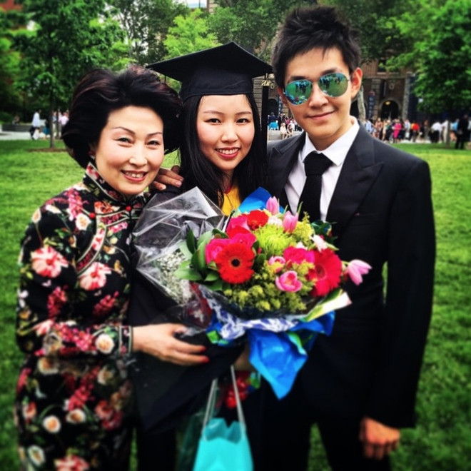 Ở nhà, Eric Tse rất được lòng bố mẹ, là cậu em trai thân thiết với chị gái.