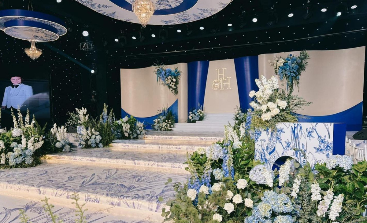 Tại Đông Anh (ngoại thành Hà Nội) - quê nhà chú rể, rạp cưới được dựng ở sân vận động gần nhà rộng gần 2.000m2. Ảnh: Tiền phong