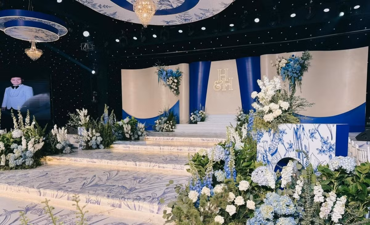Tại Đông Anh (ngoại thành Hà Nội) - quê nhà chú rể, rạp cưới được dựng ở sân vận động gần nhà rộng gần 2.000m2. Ảnh: Tiền phong