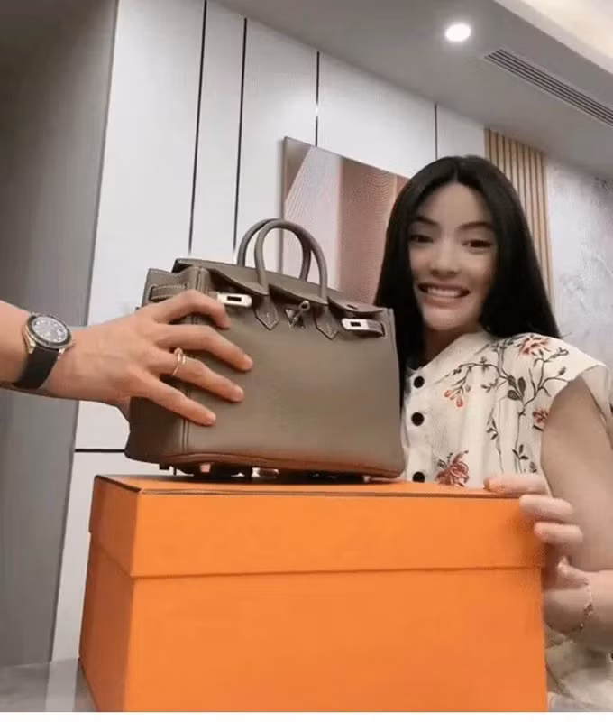 Quảng Hải cũng được biết đến là tay chơi hàng hiệu kín tiếng. Nam tiền vệ còn tặng Chu Thanh Huyền nhiều món quà đắt đỏ như túi hiệu Hermes có giá hàng trăm triệu đồng, bộ trang sức gồm chiếc lắc tay bằng vàng gần 80 triệu đồng... Ảnh: FBNV